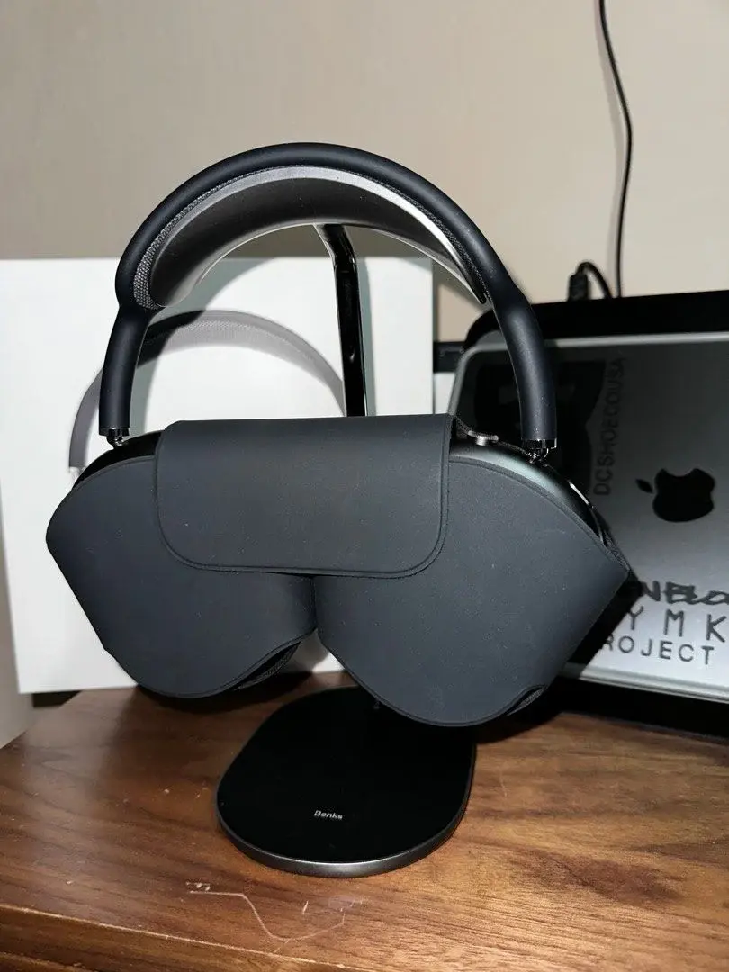 S-Color Tablet front view with apps